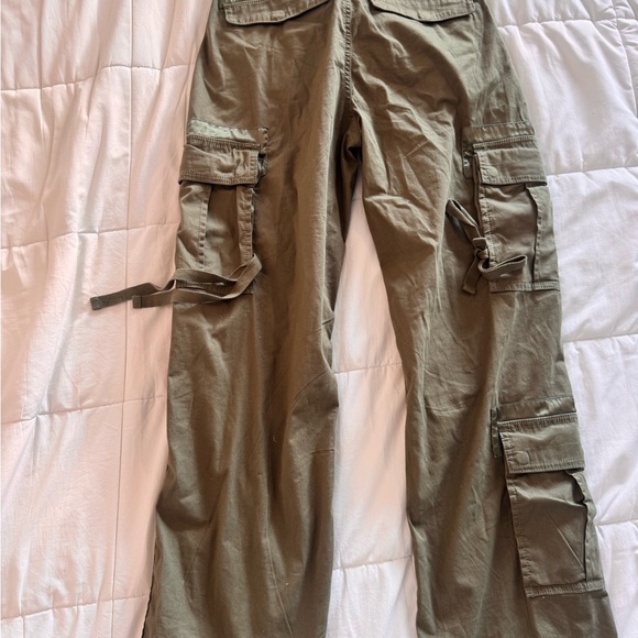 Abercrombie low rise cargo pants with silky detailing- size 28 - Picture 5 of 6